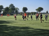 Laatste training S.K.N.W.K. JO8-1 (partijtje tegen de ouders) van maandag 2 juni 2025 (31/123)